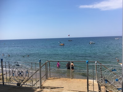 白天站在海滩上的人